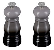 Vorderansicht eines kleinen Mühlen-Sets in Grau von Le Creuset, bestehend aus einer Salz- und einer Pfeffermühle.