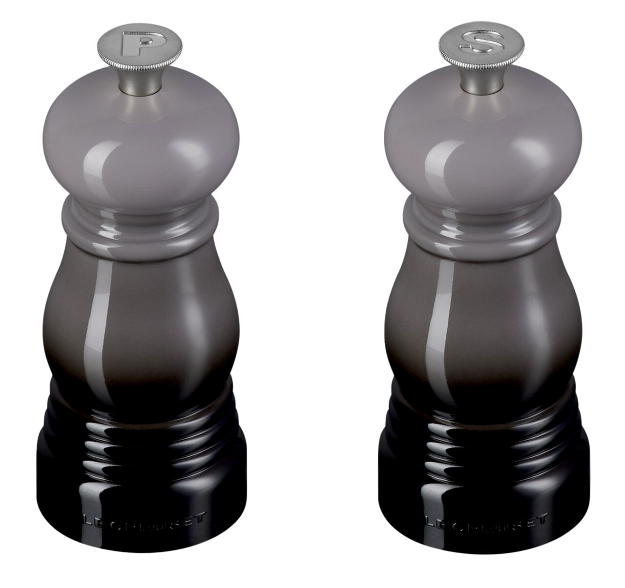 Vorderansicht eines kleinen Mühlen-Sets in Grau von Le Creuset, bestehend aus einer Salz- und einer Pfeffermühle.