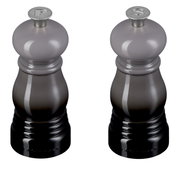Vorderansicht eines kleinen Mühlen-Sets in Grau von Le Creuset, bestehend aus einer Salz- und einer Pfeffermühle.