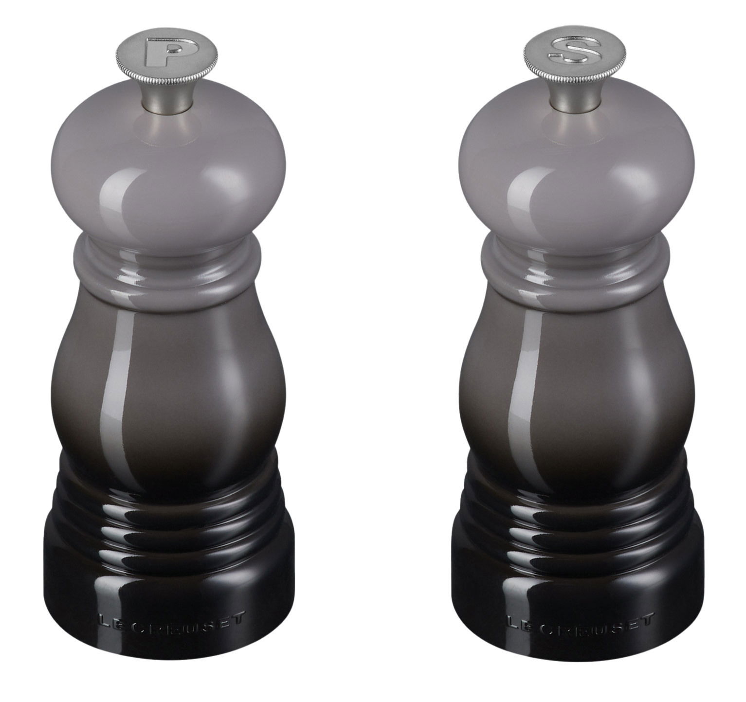 Vorderansicht eines kleinen Mühlen-Sets in Grau von Le Creuset, bestehend aus einer Salz- und einer Pfeffermühle.
