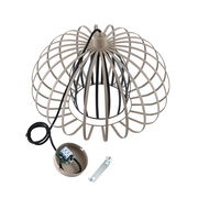 Moderne Hängeleuchte mit offenem, kugelförmigem Metallrahmen in Draufsicht.