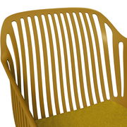 Nahaufnahme eines gelben Stapelsessels mit vertikalen Streben in der Rückenlehne, seitliche Perspektive