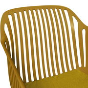 Nahaufnahme eines gelben Stapelsessels mit vertikalen Streben in der Rückenlehne, seitliche Perspektive