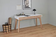 Moderner Schreibtisch aus Holz mit weißer Tischplatte, seitlicher Perspektive, dekoriert mit Lampe, Notizbuch und Stiftehalter.