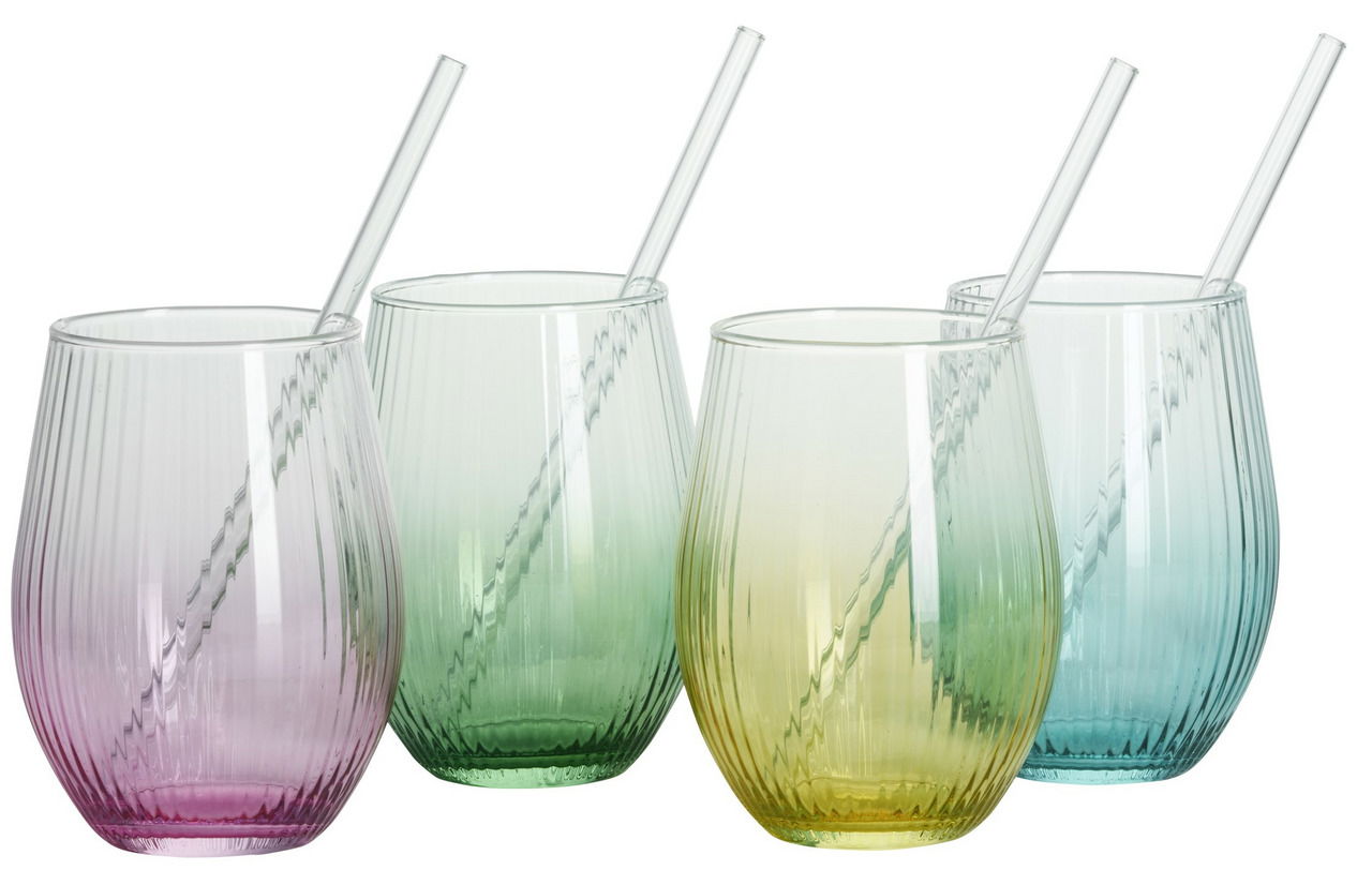 Vier bunte Trinkgläser mit Strohhalmen, in den Farben Lila, Grün, Gelb und Blau, aus einer leicht seitlichen Perspektive fotografiert.