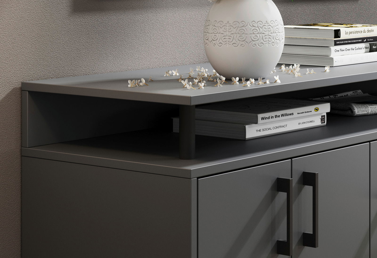 Modernes graues Sideboard mit dekorativer Vase und Büchern, seitliche Perspektive