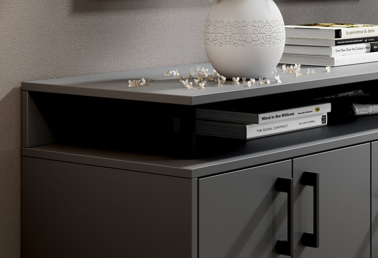 Modernes graues Sideboard mit dekorativer Vase und Büchern, seitliche Perspektive