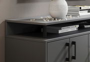 Modernes graues Sideboard mit dekorativer Vase und Büchern, seitliche Perspektive
