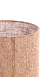 Nahaufnahme eines zylindrischen, beige-braunen Lampenschirms aus strukturiertem Stoff, von der Seite betrachtet.
