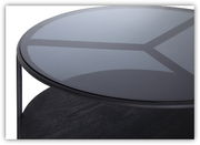 Runder Couchtisch mit Glasplatte und schwarzem Gestell, seitliche Perspektive