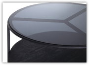 Runder Couchtisch mit Glasplatte und schwarzem Gestell, seitliche Perspektive