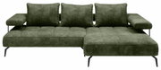 Grünes Longchair-Sofa mit drei Rückenkissen und schwarzen Metallbeinen, Vorderansicht.