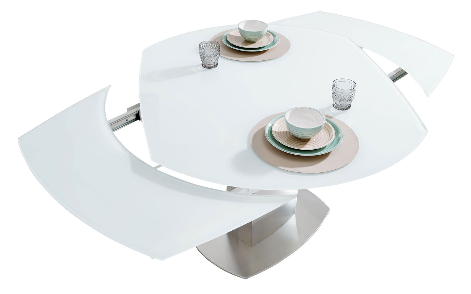 Moderner Esstisch mit weißer Glasplatte und ausziehbaren Elementen, von oben fotografiert. Gedeckt mit Geschirr und Gläsern.