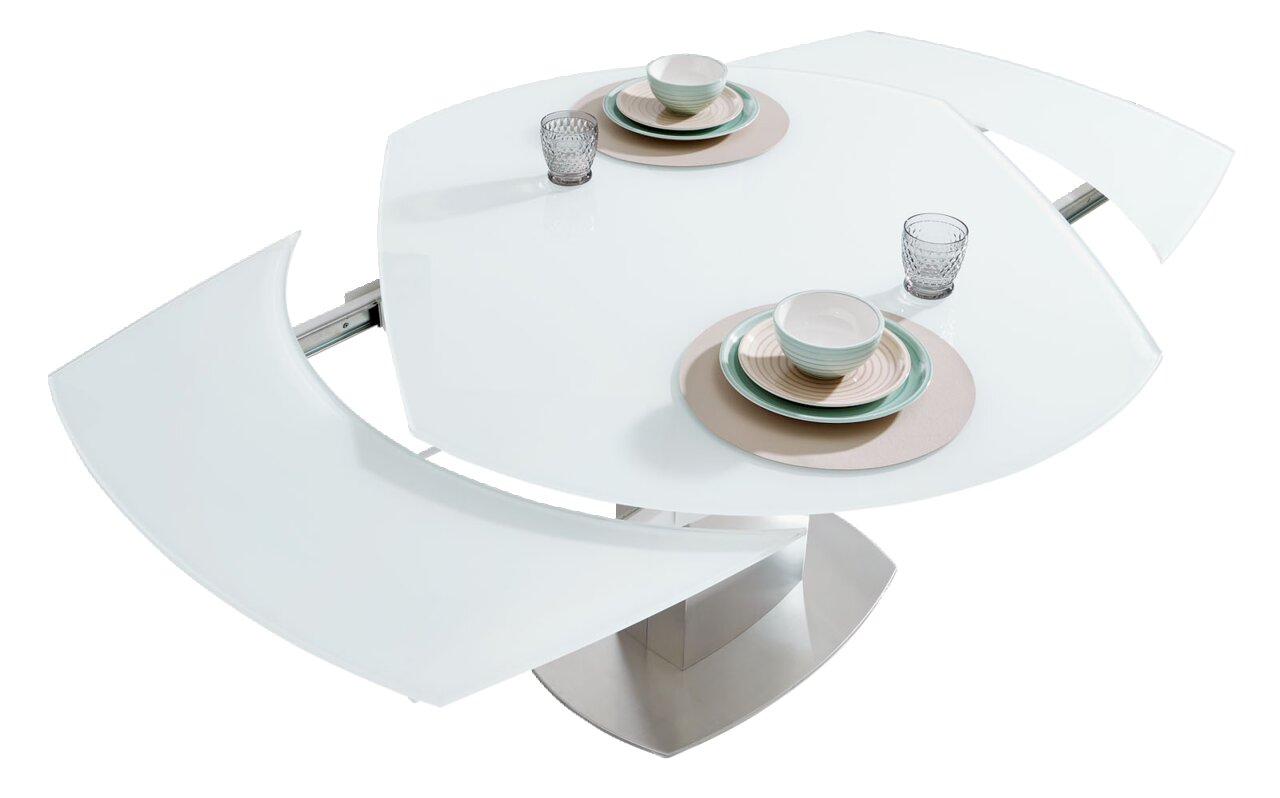 Moderner Esstisch mit weißer Glasplatte und ausziehbaren Elementen, von oben fotografiert. Gedeckt mit Geschirr und Gläsern.