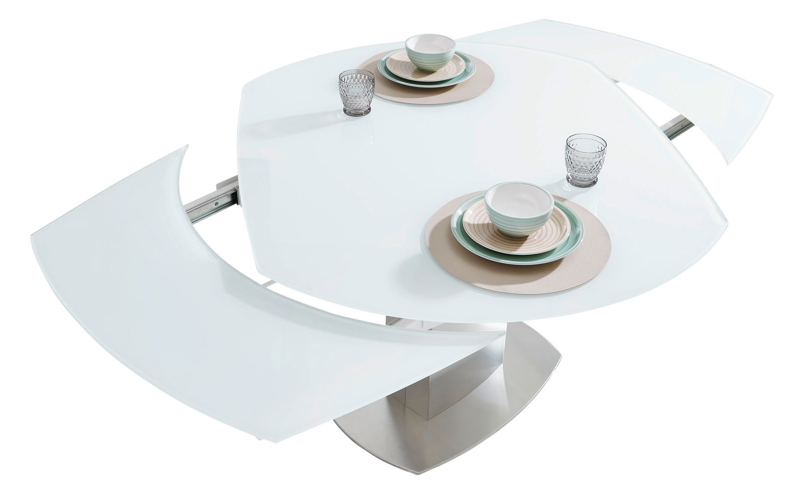 Moderner Esstisch mit weißer Glasplatte und ausziehbaren Elementen, von oben fotografiert. Gedeckt mit Geschirr und Gläsern.