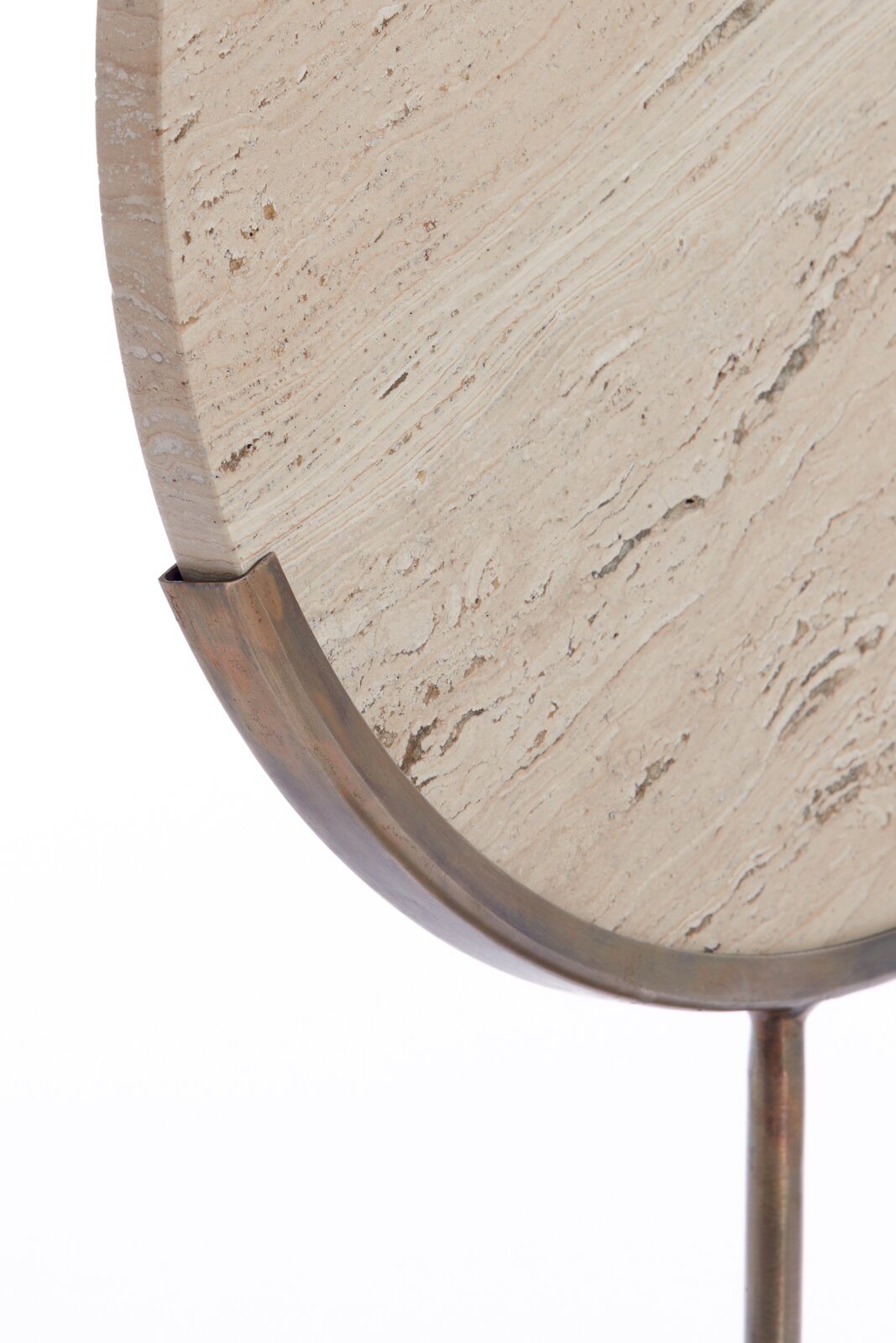Close-up van een rond stenen element met een natuurlijke nerfstructuur, bevestigd aan een metalen beugel. Zijaanzicht.