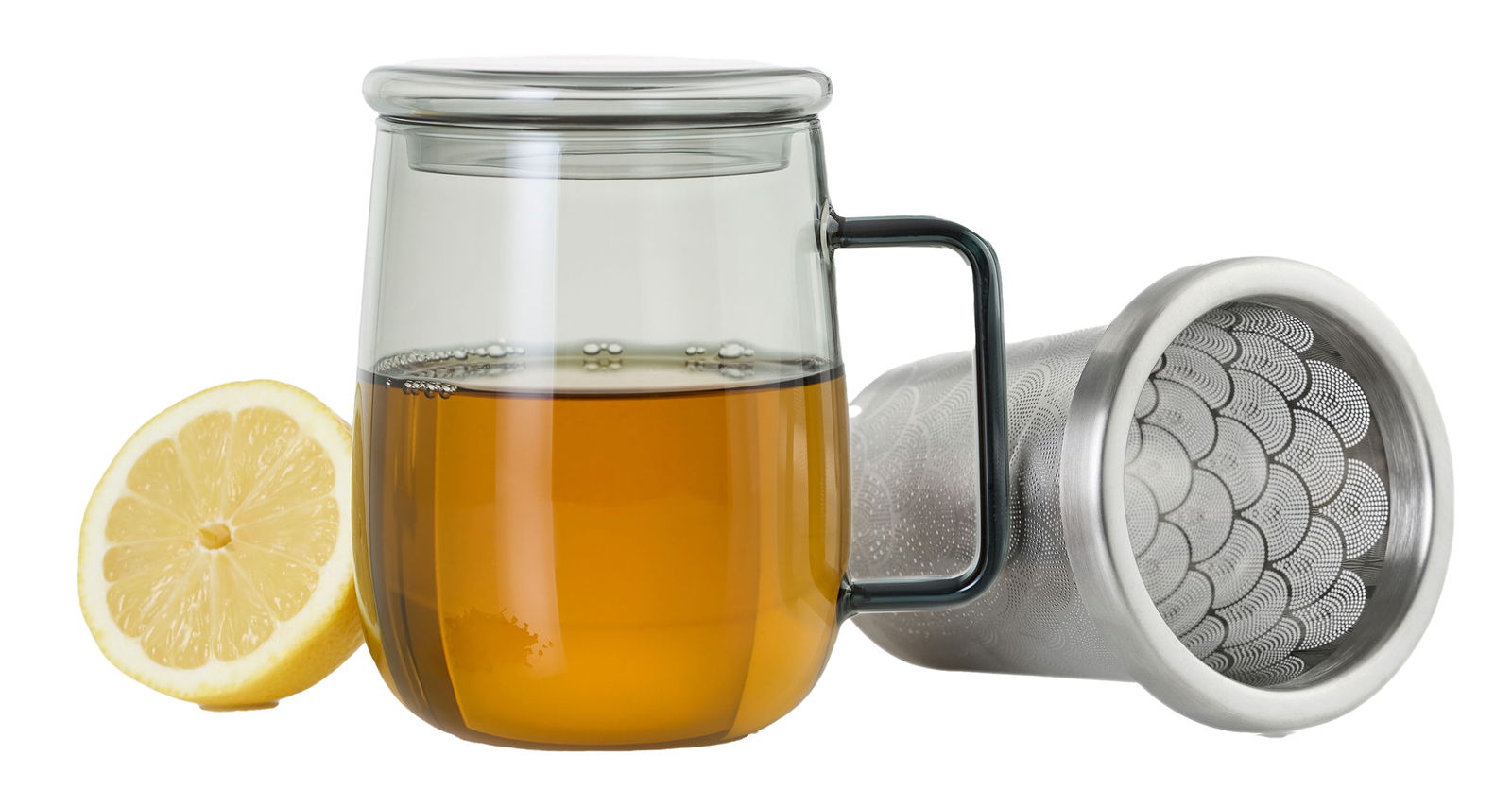Teeglas mit Teefilter Yuna, gefüllt mit Tee, neben einer halben Zitrone und einem herausnehmbaren Teefilter, seitliche Perspektive