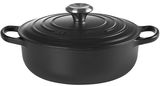 Schwarze Sauteuse 24cm von Le Creuset, seitliche Perspektive mit Deckel und Griffen sichtbar