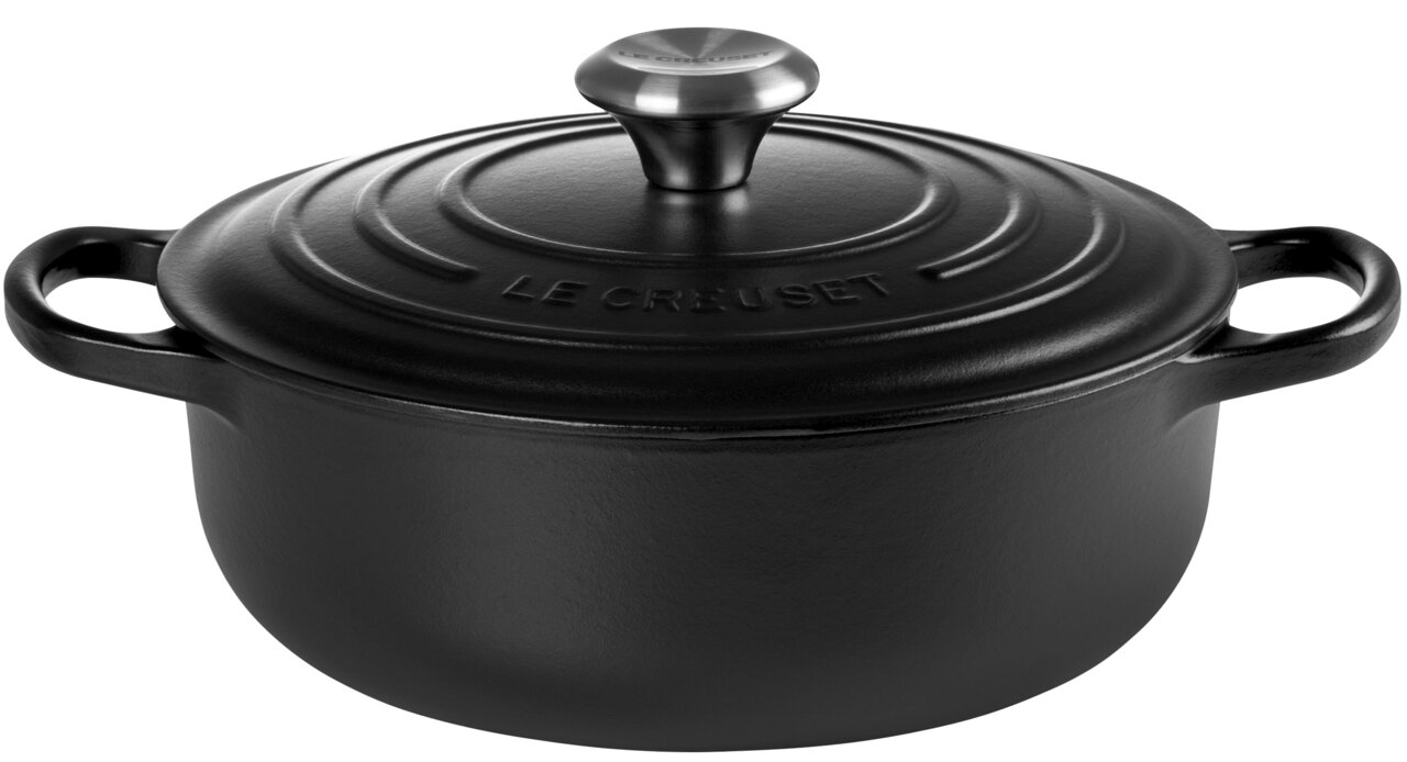 Zwarte sauteerpan van 24 cm van Le Creuset, zijaanzicht met deksel en handgrepen zichtbaar