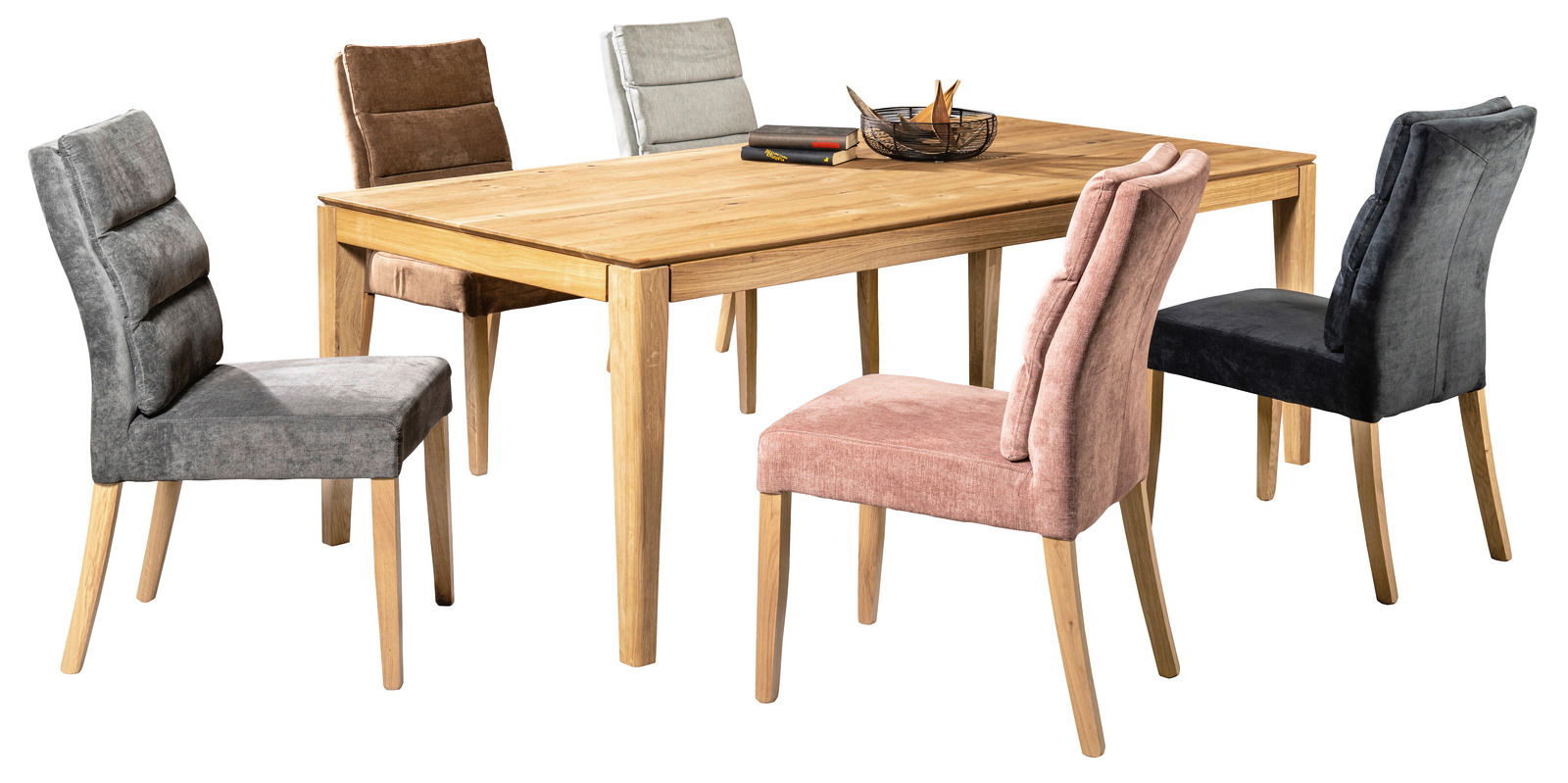 Essgruppe mit einem Holztisch und sechs gepolsterten Stühlen in verschiedenen Farben, seitliche Perspektive.