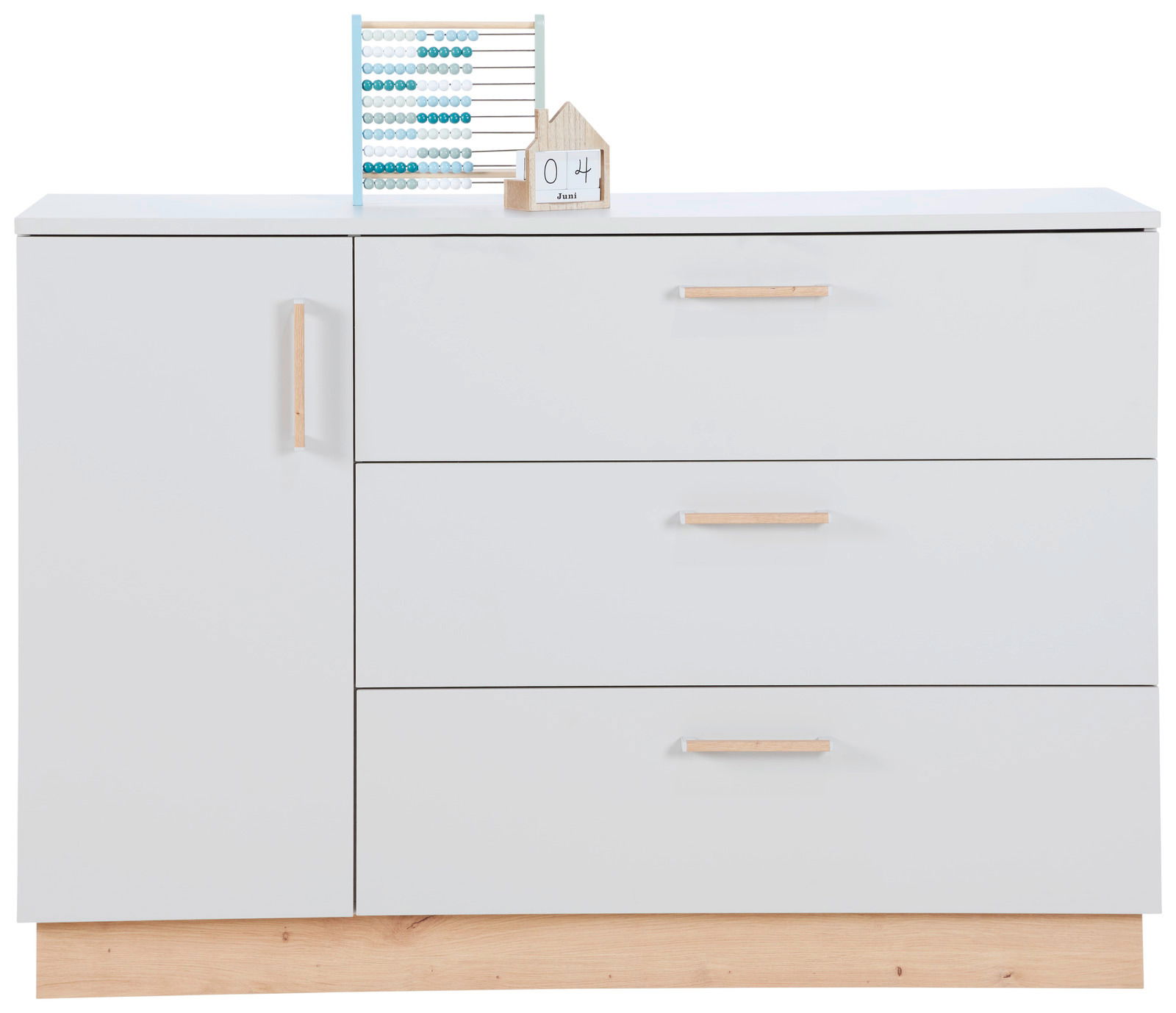 Weiße Wickelkommode mit drei Schubladen und einer Tür, Holzgriffe und Sockel, Frontalansicht