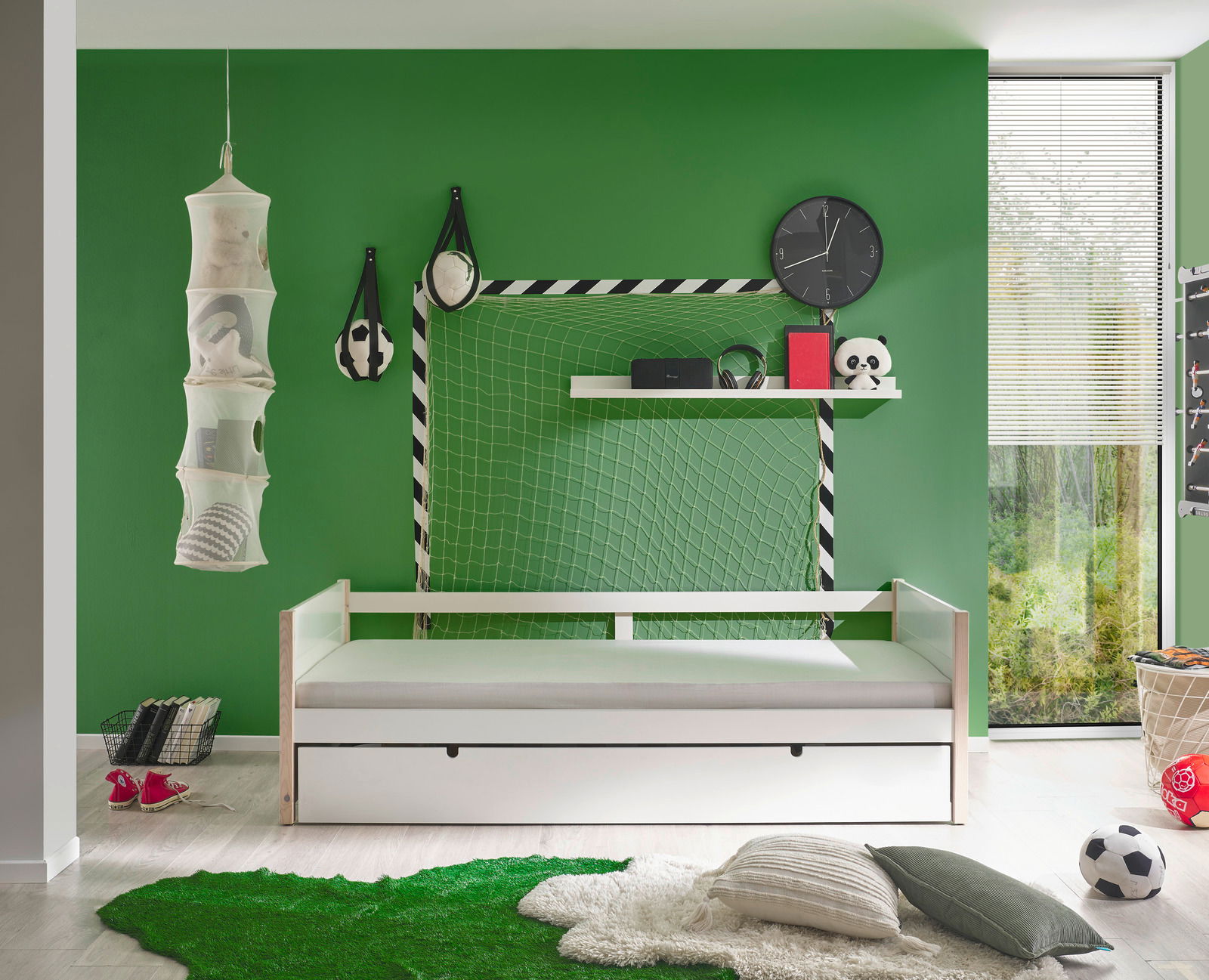 Jugendbett in einem modernen Kinderzimmer mit grünem Fußballthema, seitliche Perspektive