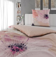 Bett mit WENDEBETTWÄSCHE in sanften Pastelltönen und floralen Mustern, aus der Perspektive vom Fußende des Bettes fotografiert.