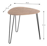 Moderner Beistelltisch mit dreieckiger Holzplatte und schwarzen Metallbeinen, seitliche Perspektive