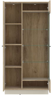 Frontansicht einer Highboardvitrine mit Holzeffekt und Glastüren, die mehrere Regalfächer zeigt.