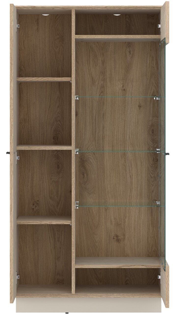 Vooraanzicht van een hoge vitrinekast met houtlook en glazen deuren, met daarin verschillende schappen.