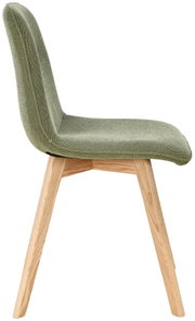 Moderne stoel met groene stoffen bekleding en houten poten, zijaanzicht