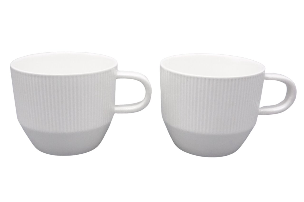 Zwei weiße Kaffeebecher mit geriffelter Oberfläche, seitliche Perspektive