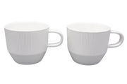 Zwei weiße Kaffeebecher mit geriffelter Oberfläche, seitliche Perspektive