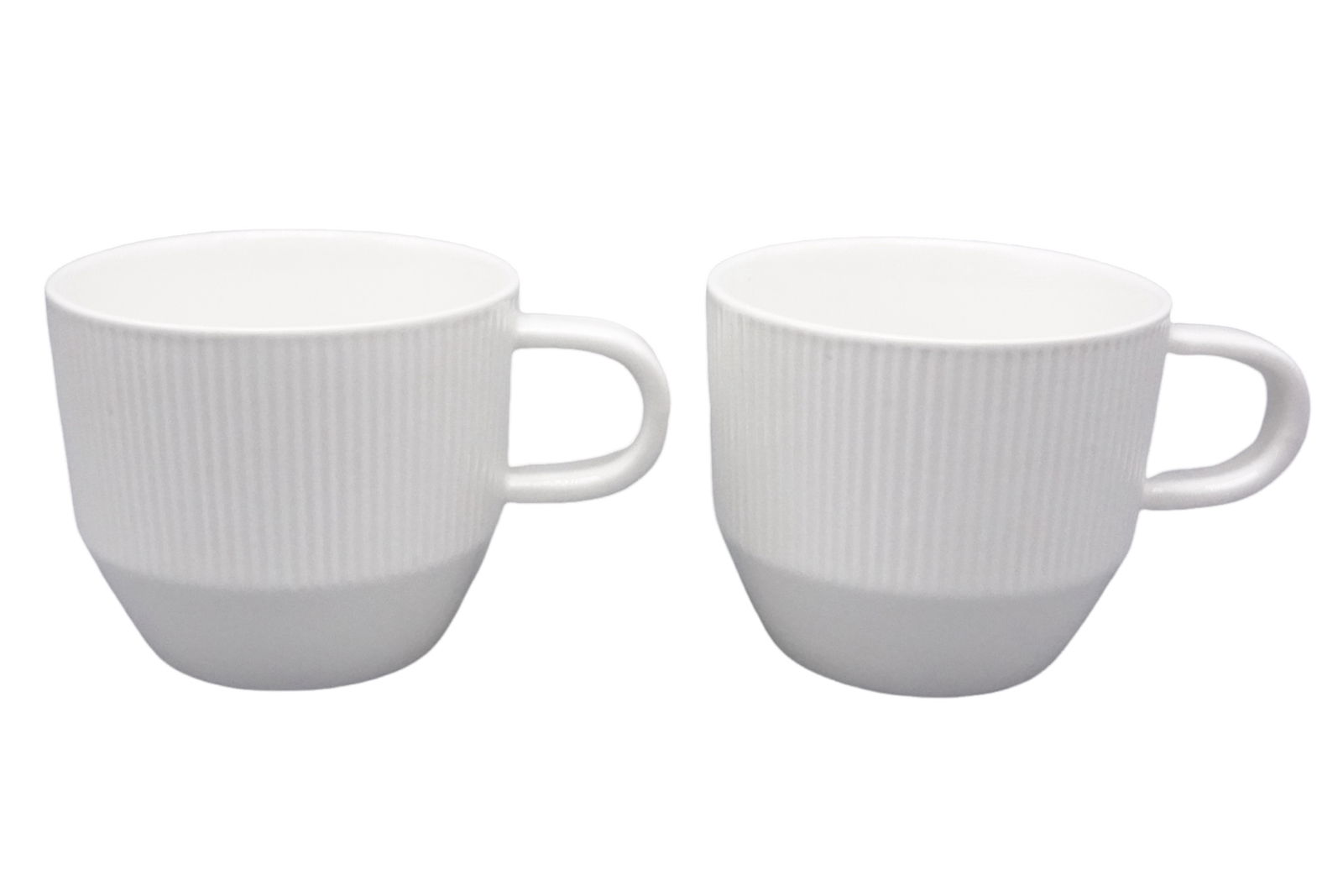 Zwei weiße Kaffeebecher mit geriffelter Oberfläche, seitliche Perspektive