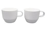 Twee witte koffiemokken met een geribbeld oppervlak, zijaanzicht