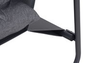 Nahaufnahme einer Loungegarnitur mit grauem Kissen und schwarzem Metallrahmen, seitliche Perspektive.