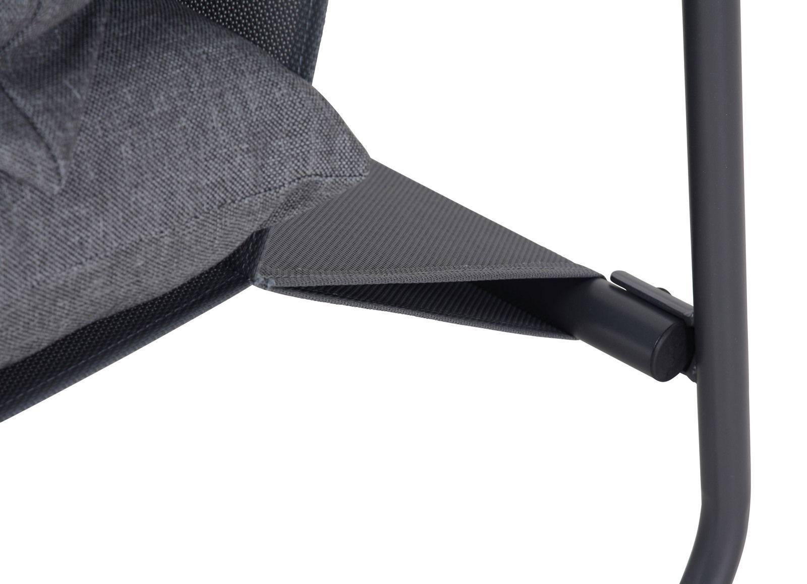 Nahaufnahme einer Loungegarnitur mit grauem Kissen und schwarzem Metallrahmen, seitliche Perspektive.