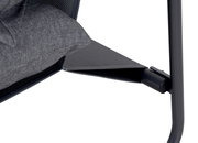 Nahaufnahme einer Loungegarnitur mit grauem Kissen und schwarzem Metallrahmen, seitliche Perspektive.