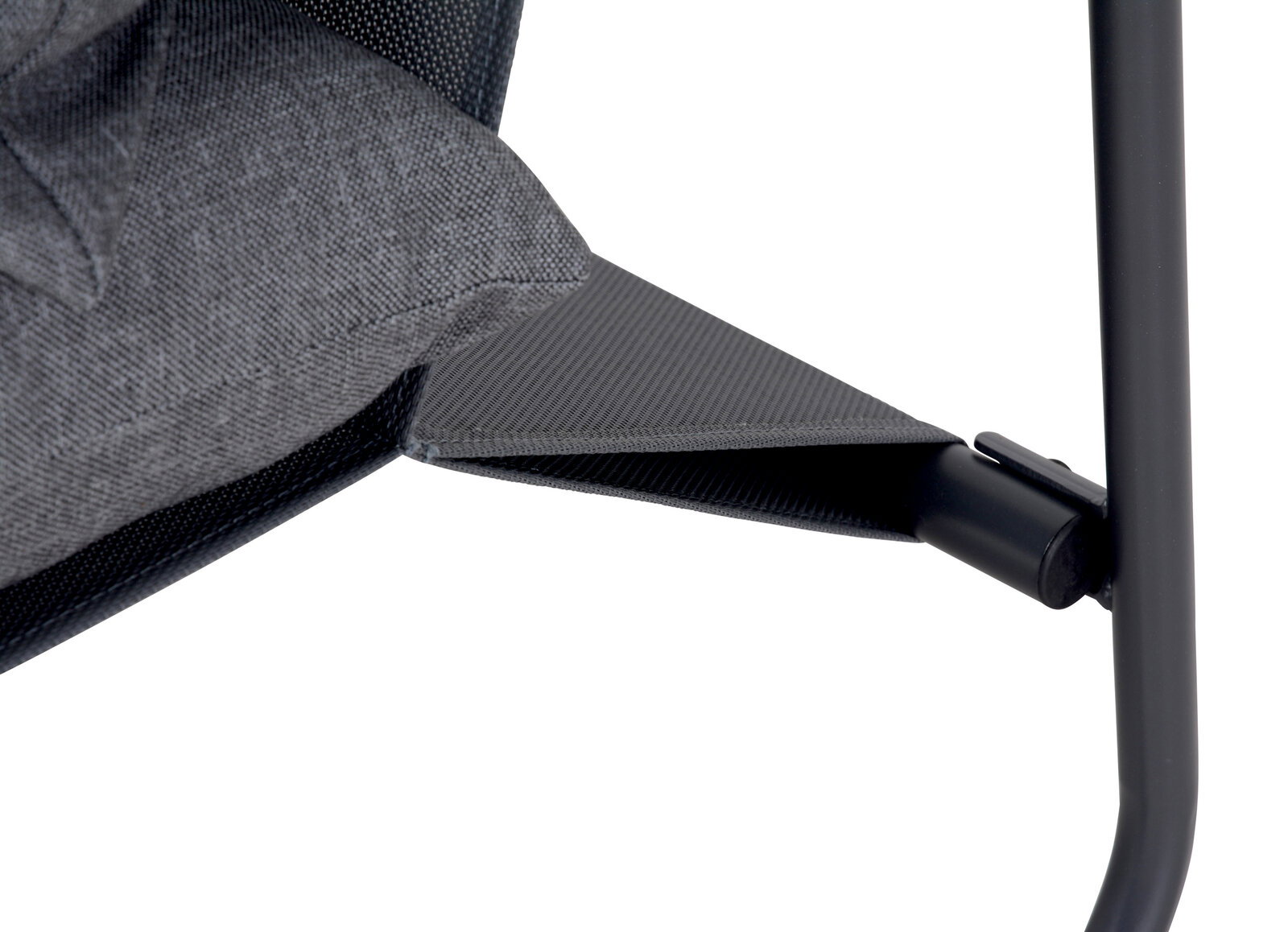 Nahaufnahme einer Loungegarnitur mit grauem Kissen und schwarzem Metallrahmen, seitliche Perspektive.