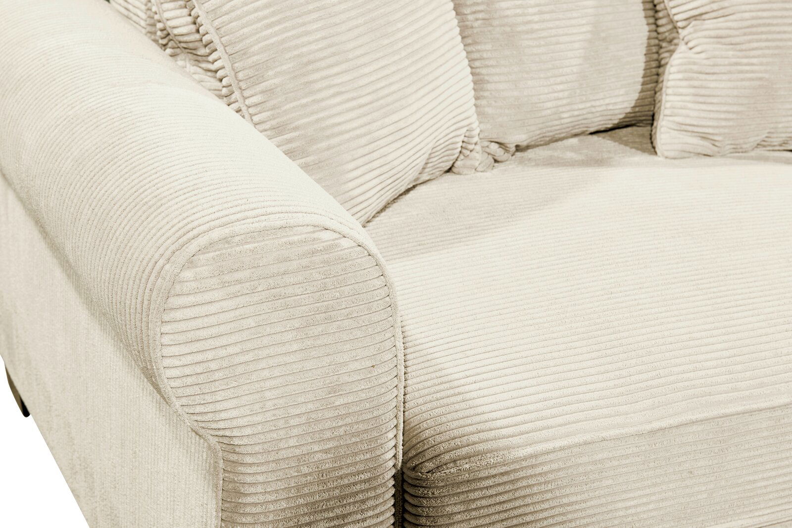 Nahaufnahme einer beigen Rundecke mit geripptem Stoffbezug, Blick auf die Armlehne und Sitzfläche.