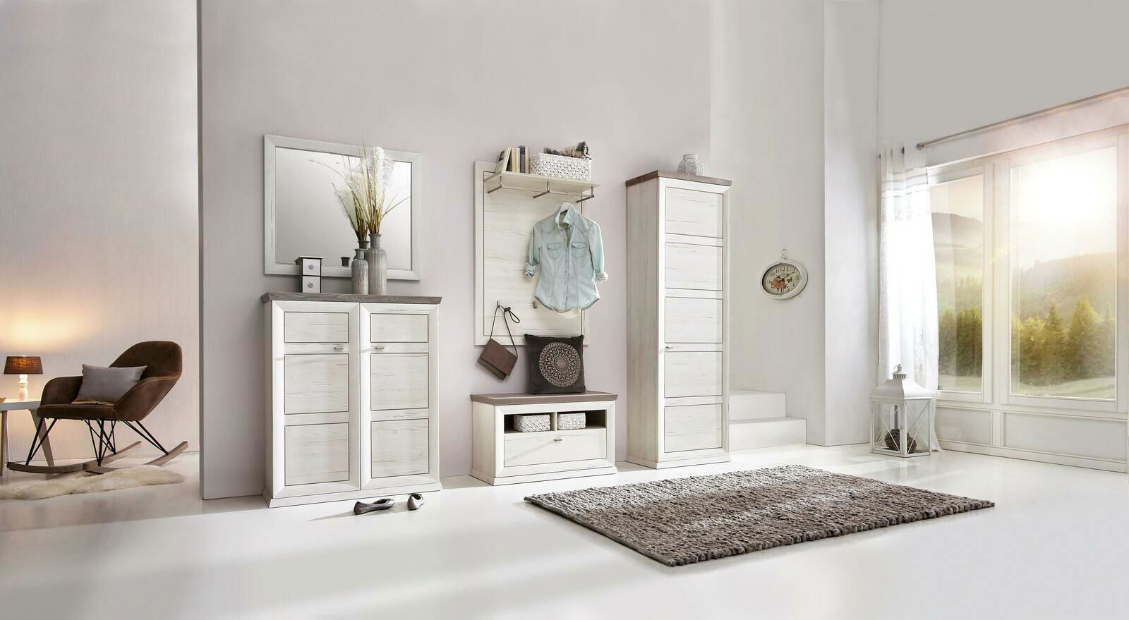 Moderne Garderobeneinrichtung in heller Holzoptik mit Spiegel, Schuhschrank, Garderobenpaneel und hohem Schrank, seitliche Perspektive.