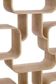 Close-up van een moderne staande boekenkast van licht hout met gebogen planken, gezien vanaf de zijkant.
