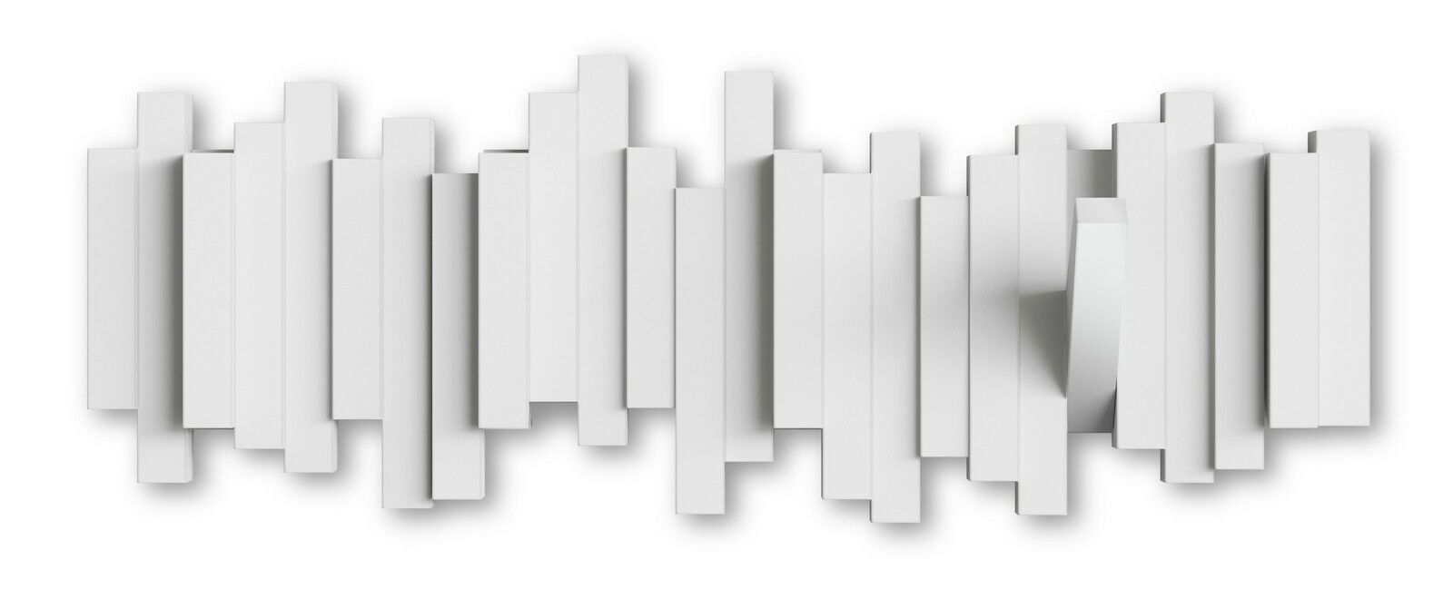 Moderne Wandgarderobe mit vertikalen, versetzten weißen Paneelen, frontal betrachtet.