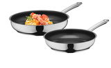 Zweiteiliges Pfannenset Calabria aus Edelstahl, eine Pfanne mit Rührei und Speck, seitliche Perspektive
