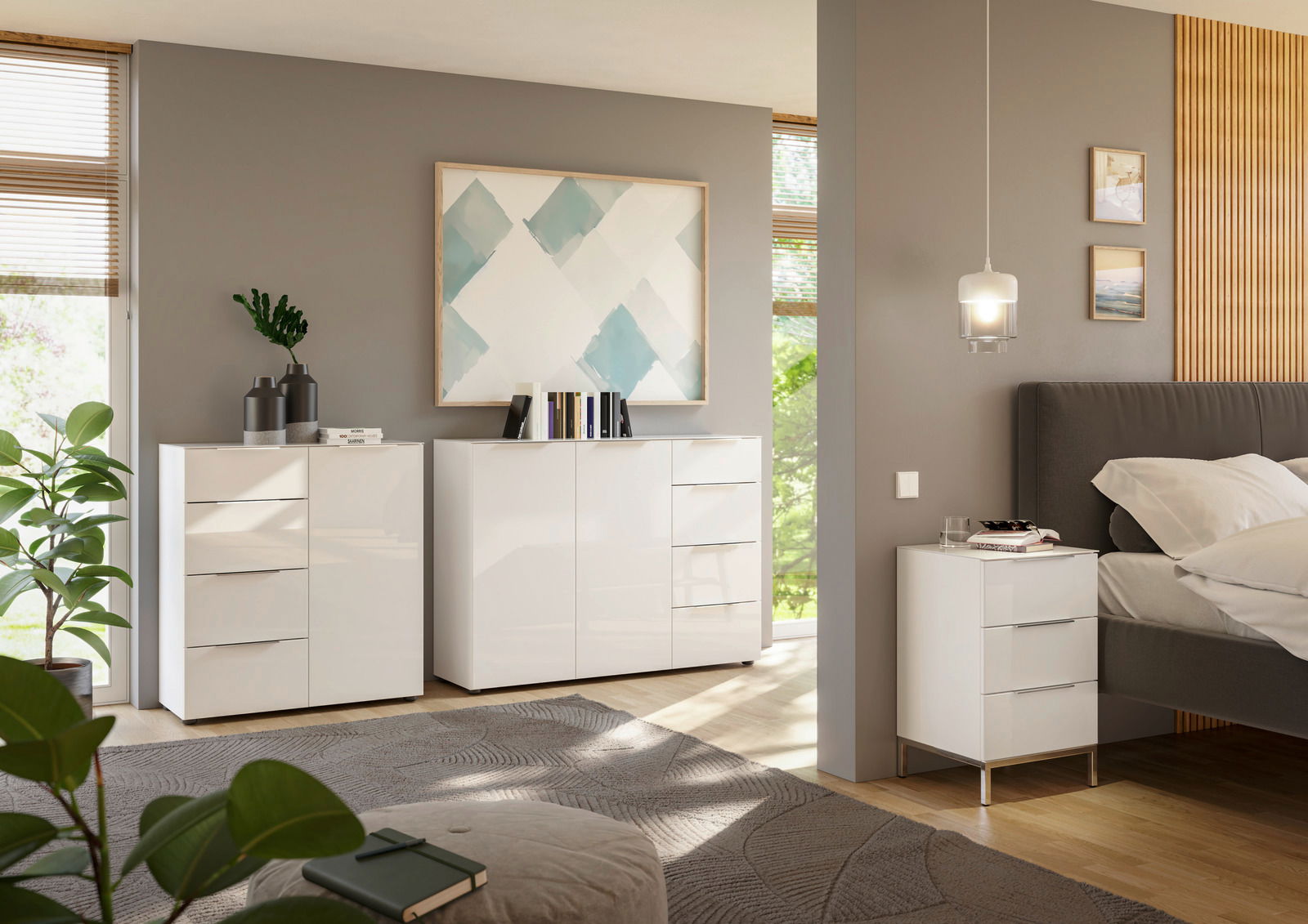 Novel Nachtkommode STYLE Moderne weiße Hochglanz-Kommoden und Nachttisch in einem stilvollen Schlafzimmer, seitliche Perspektive.