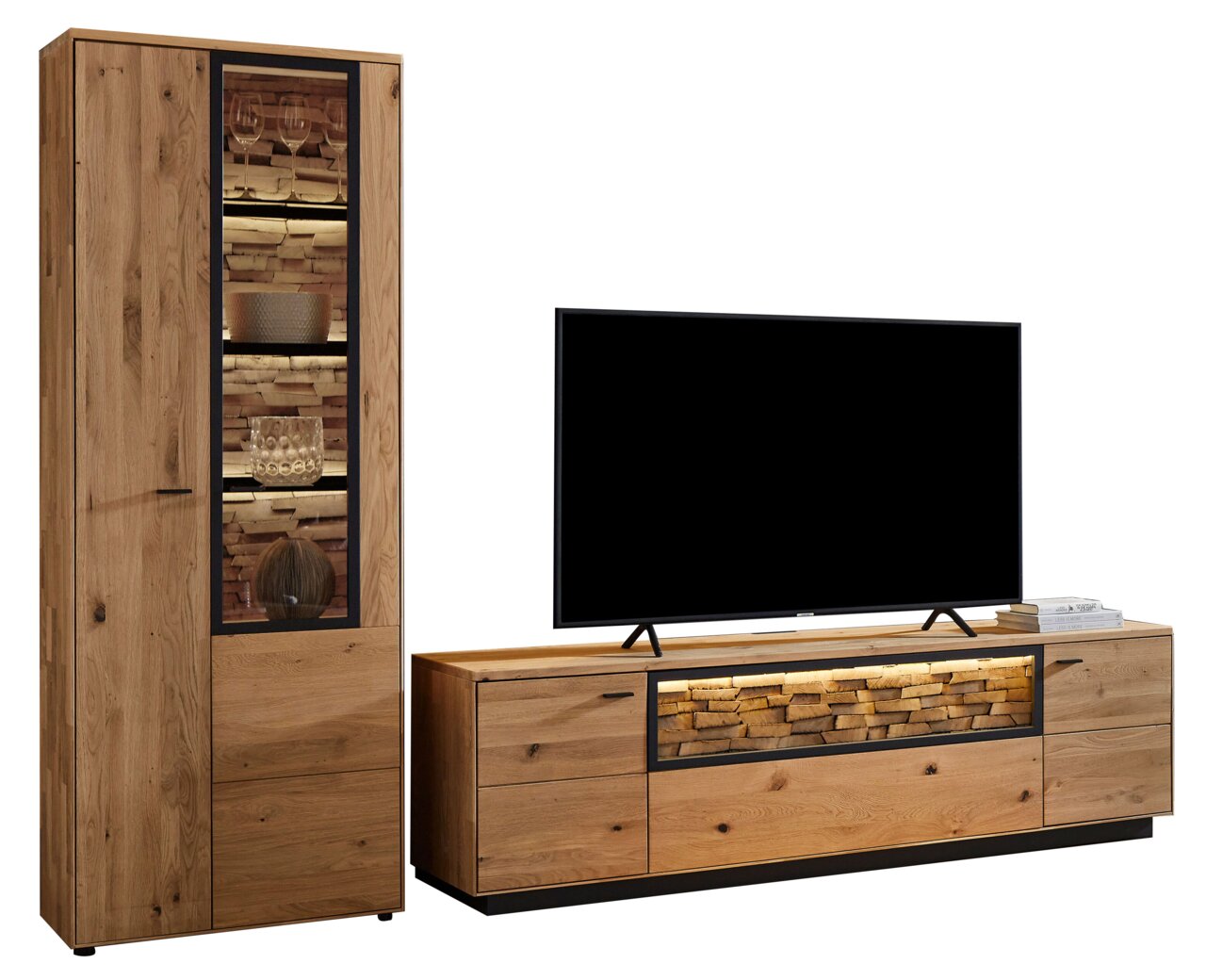 Wandkombination aus Holz mit Vitrine und TV-Schrank, Frontansicht