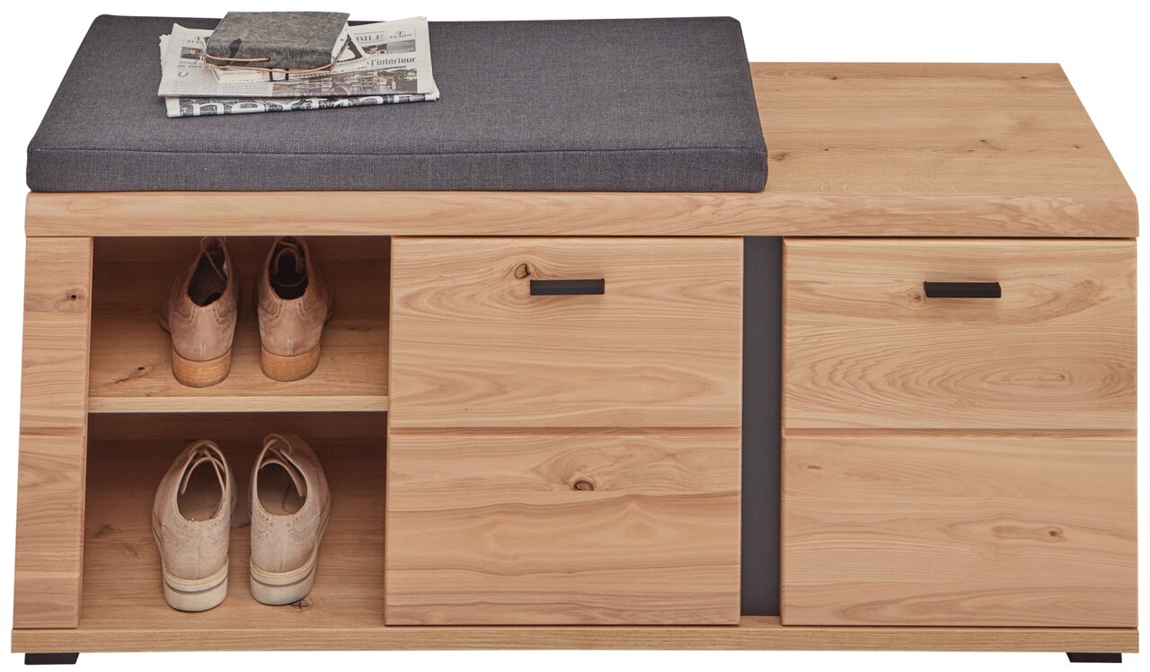 Vooraanzicht van een XL-bank van hout met grijze zitbekleding, twee open vakken voor schoenen en twee lades.