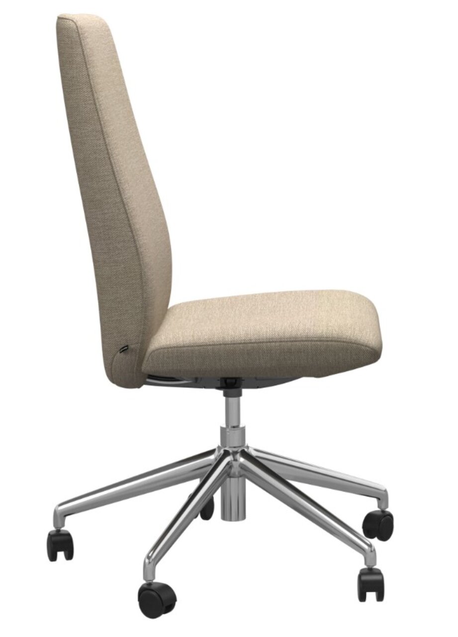 Zijaanzicht van een moderne thuiskantoorstoel met een beige stoffen bekleding en een verchroomd draaipootstel op wieltjes.