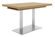 Moderner Esstisch mit Holzplatte und Metallgestell, seitliche Perspektive