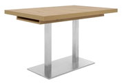 Moderner Esstisch mit Holzplatte und Metallgestell, seitliche Perspektive